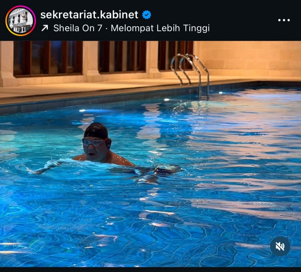 Presiden Prabowo Subianto berenang di Hambalang, Jawa Barat (Instagram/sekretariat.kabinet)