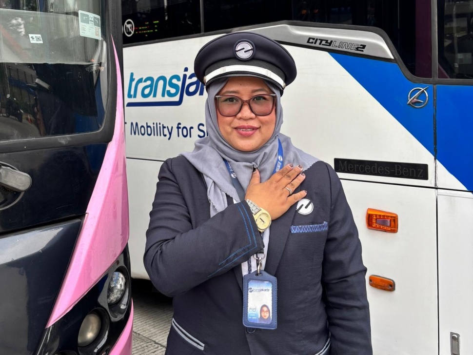 Ira Puspita Rahayu, pengemudi perempuan Transjakarta. (Suara.com/Lilis Varwati)