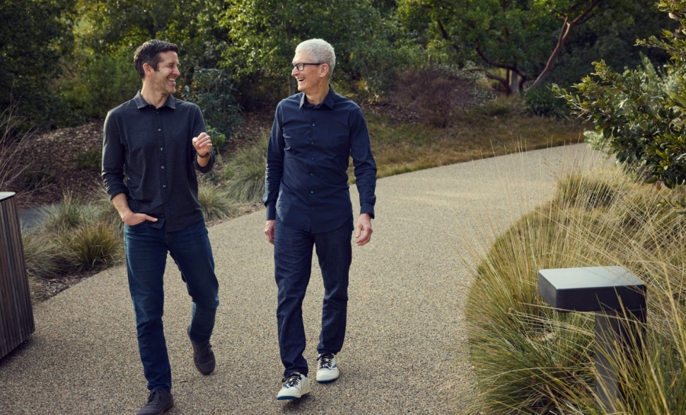 Petinggi Apple, John Ternus (kiri) dan Tim Cook (kanan). [Apple Newsroom] 