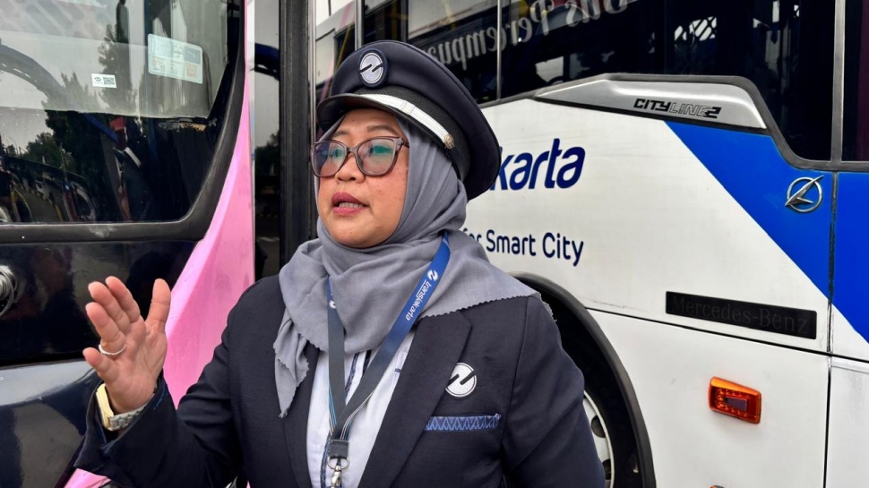 Ira Puspita Rahayu, pengemudi perempuan Transjakarta. (Suara.com/Lilis Varwati)