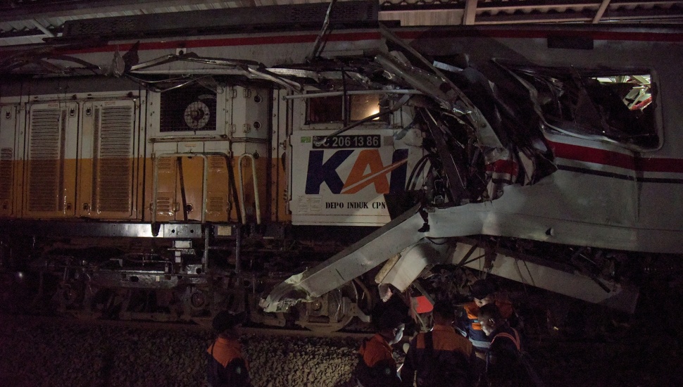 Petugas memeriksa kondisi gerbong KRL Commuterline yang bertabrakan dengan KA Argo Bromo Anggrek relasi Gambir-Surabaya Pasar Turi di Stasiun Bekasi Timur, Bekasi, Jawa Barat, Senin (27/4/2026). [ANTARA FOTO/Paramayuda/app/agr]