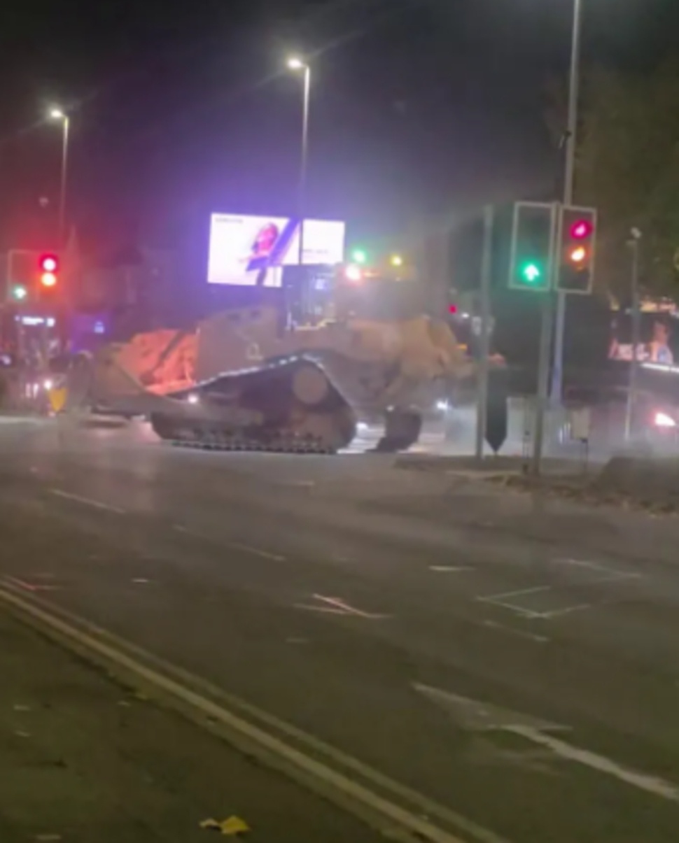 Seorang laki-laki di Inggris nekat mengamuk menggunakan bulldozer curian seberat 24 ton setelah berselisih dengan seorang mekanik. [Istimewa]