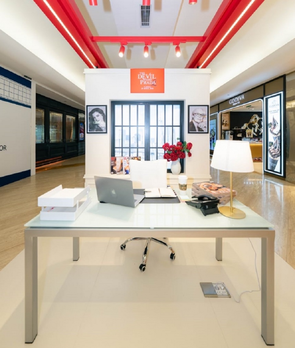 Menyambut perilisian film The Devil Wears Prada 2, 20th Century Studios Indonesia mengajak masyarakat untuk merasakan langsung atmosfer kerja majalah mode Runway lewat instalasi bertajuk "The Devil Wears Prada 2 Runway Experience" yang berlangsung di East Point Level 1 Plaza Indonesia dari 23 April hingga 15 Mei 2026. [Tiara Rosana/Suara.com]