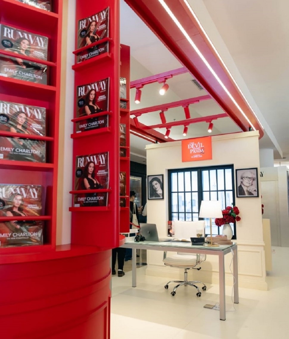 Menyambut perilisian film The Devil Wears Prada 2, 20th Century Studios Indonesia mengajak masyarakat untuk merasakan langsung atmosfer kerja majalah mode Runway lewat instalasi bertajuk "The Devil Wears Prada 2 Runway Experience" yang berlangsung di East Point Level 1 Plaza Indonesia dari 23 April hingga 15 Mei 2026. [Tiara Rosana/Suara.com]