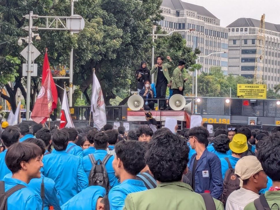 Mahasiswa menggelar aksi unjuk rasa besar-besaran pada Senin (4/5/2026) sore. (Suara.com/Adiyoga)