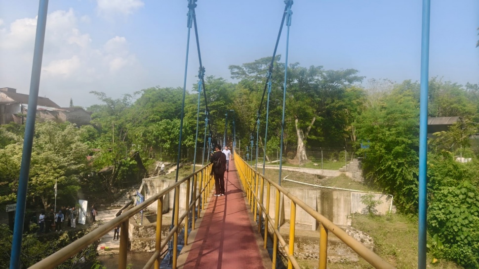 Jembatan yang melintas di Sungai Pusur. (Suara.com/Bimo Aria Fundrika