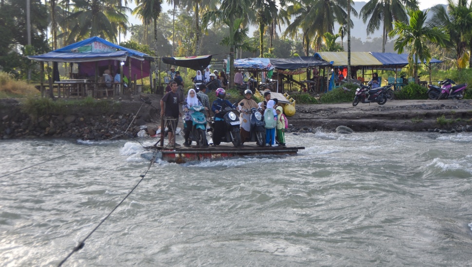 Sejumlah warga dan pelajar menaiki rakit penyeberangan di Sungai Batang Anai, Nagari Anduriang, Kayu Tanam, Padang Pariaman, Sumatera Barat, Kamis (7/5/2026). [ANTARA FOTO/Fitra Yogi/tom]