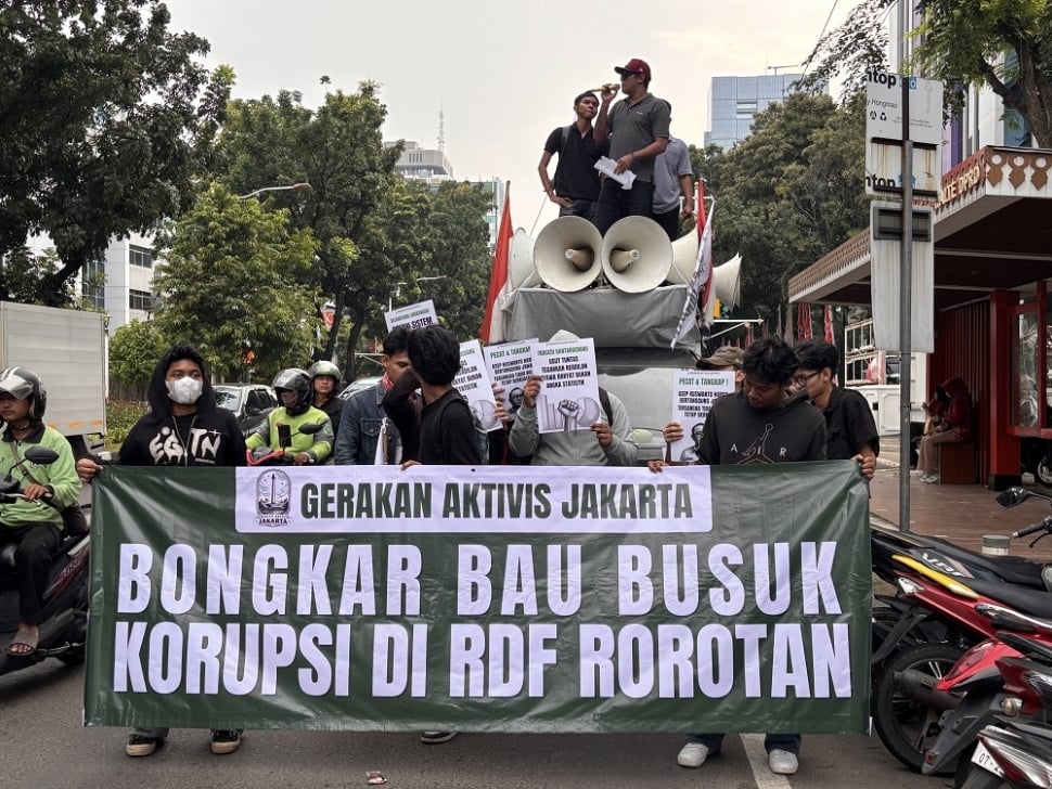 Massa menuntut penghentian proyek RDF Rorotan karena dinilai mencemari lingkungan dan terindikasi adanya praktik korupsi, Kamis (7/5/2026). (Suara.com/Dinda)