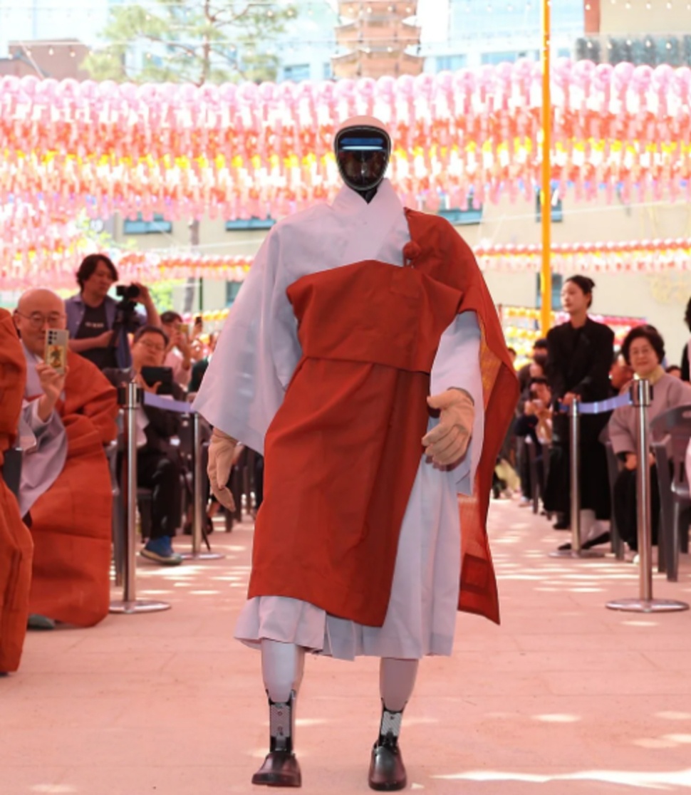 Sebuah kuil Buddha di Korea Selatan mencuri perhatian dunia setelah melibatkan robot dalam ritual keagamaan. [Istimewa]