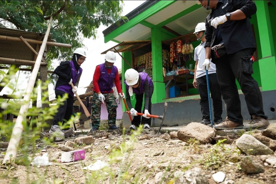 Pembuatan infrastruktur untuk menyalurkan air langsung ke rumah warga (dok. Bosch)