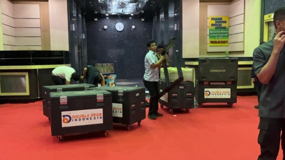 Suasana lokasi penggerebekan markas judi online. (Suara.com/Adiyoga)
