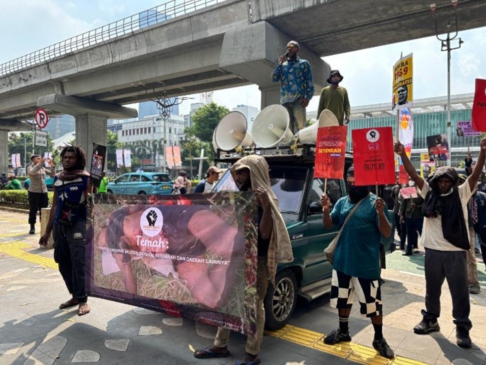 Massa Front Anti Militerisme dan Investasi Gelar Aksi &ldquo;Papua Darurat Militer&rdquo; di Kementerian HAM, Senin (11/5/2026). (Suara.com/Dinda Pramesti K)