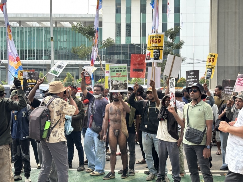 Massa Front Anti Militerisme dan Investasi Gelar Aksi &ldquo;Papua Darurat Militer&rdquo; di Kementerian HAM, Senin (11/5/2026). (Suara.com/Dinda Pramesti K)
