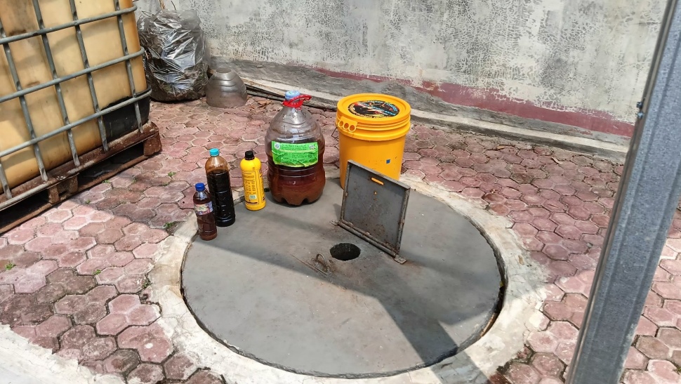 Warga RT 02 Tebet, Jakarta Selatan, mengolah sampah dapur dengan metode Teba Modern hingga menjadi pupuk. (Suara.com/Tsabita Aulia)