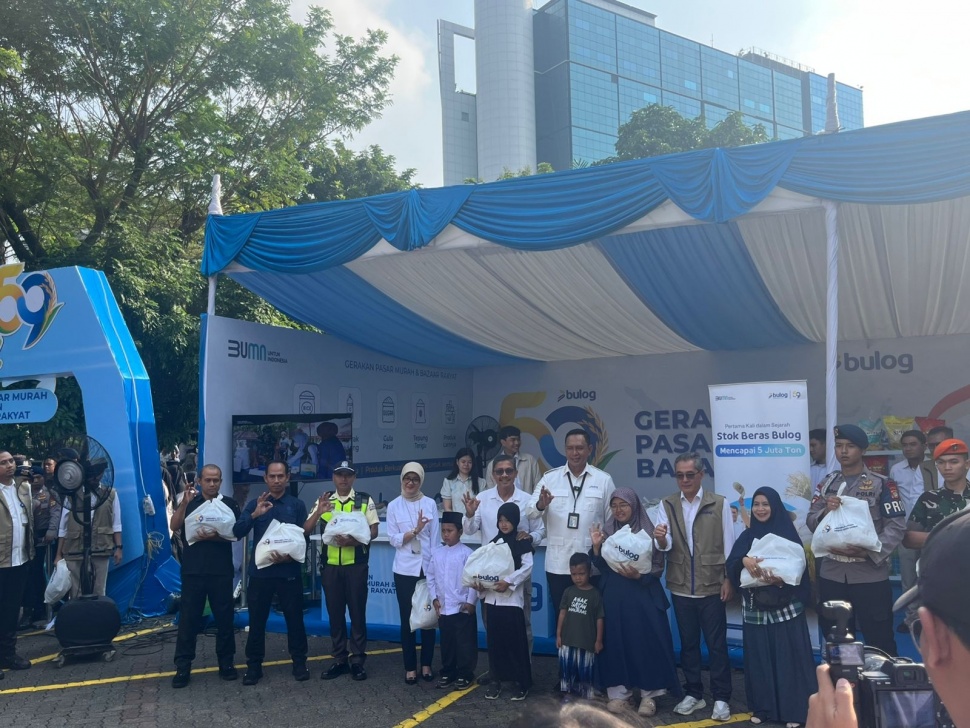 Dalam rangkaian HUT ke-59 tersebut, BULOG juga membagikan seribu paket sembako kepada masyarakat penerima manfaat. (Suara.com/Tantri Amela Iskandar)