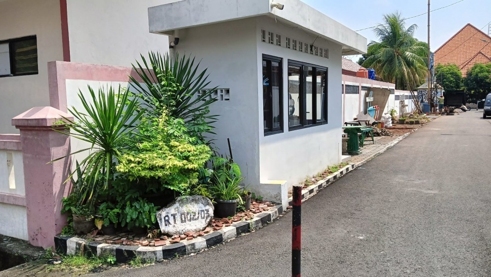 Warga RT 02 Tebet, Jakarta Selatan, mengolah sampah dapur dengan metode Teba Modern hingga menjadi pupuk. (Suara.com/Tsabita Aulia)