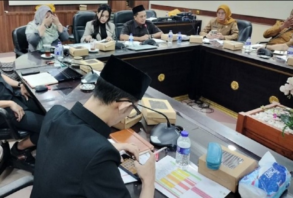 Anggota DPRD Jember 2024–2029, Achmad Syahri As Siddiqi bermain game dan merokok saat rapat. [Istimewa]