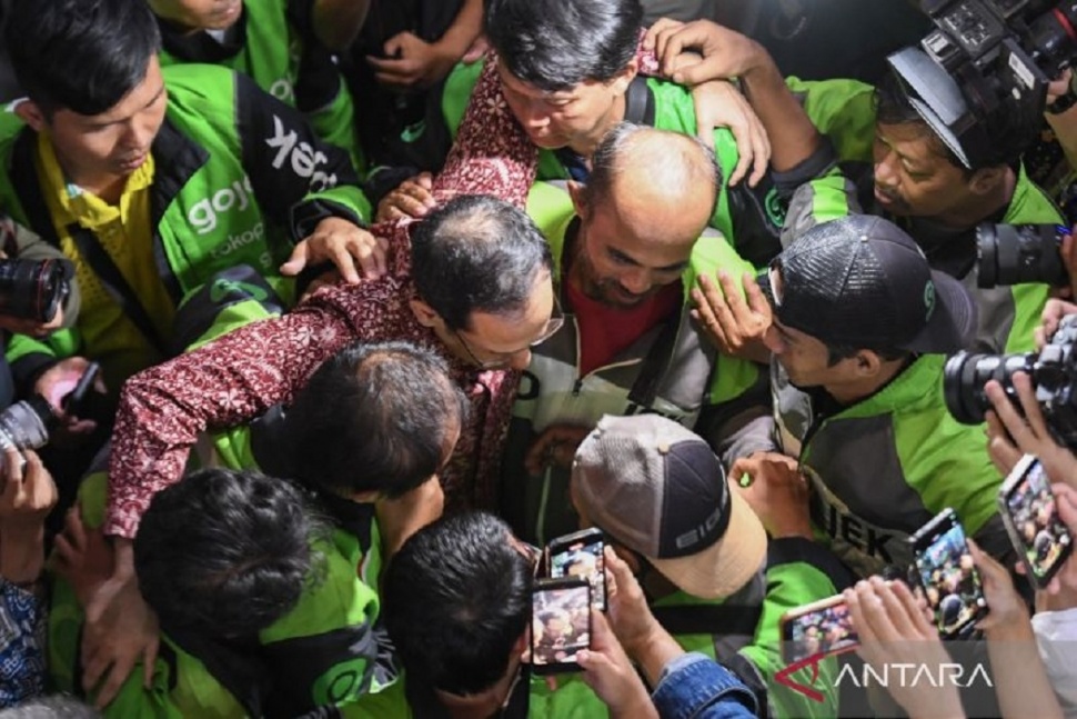 Nadiem Makarim (tengah) memeluk pengemudi Gojek seusai mengikuti sidang tuntutan di Pengadilan Tipikor, Jakarta, Rabu (13/5/2026). (Antara)