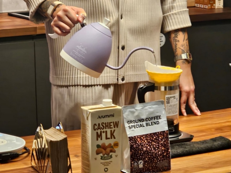 Ilustrasi Cara Bikin Kopi Susu Biskuit yang Creamy dan Nagih. (dok. IKEA)