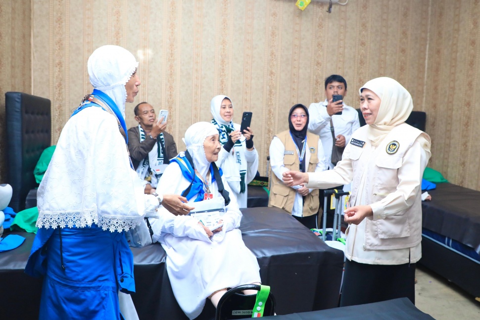 Gubernur Jawa Timur (Jatim), Khofifah Indar Parawansa secara resmi melepas kelompok terbang (kloter) 116 yang menjadi kloter terakhir jamaah haji Embarkasi Surabaya Tahun 1447 H/2026 M di Asrama Haji Sukolilo Surabaya, Kamis, (21/5/2026). (Dok: Pemprov Jatim)