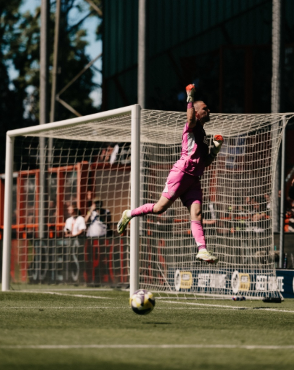 Kiper Maarten Paes mengaku belum mengetahui perannya bersama Ajax untuk musim depan.[Istimewa]