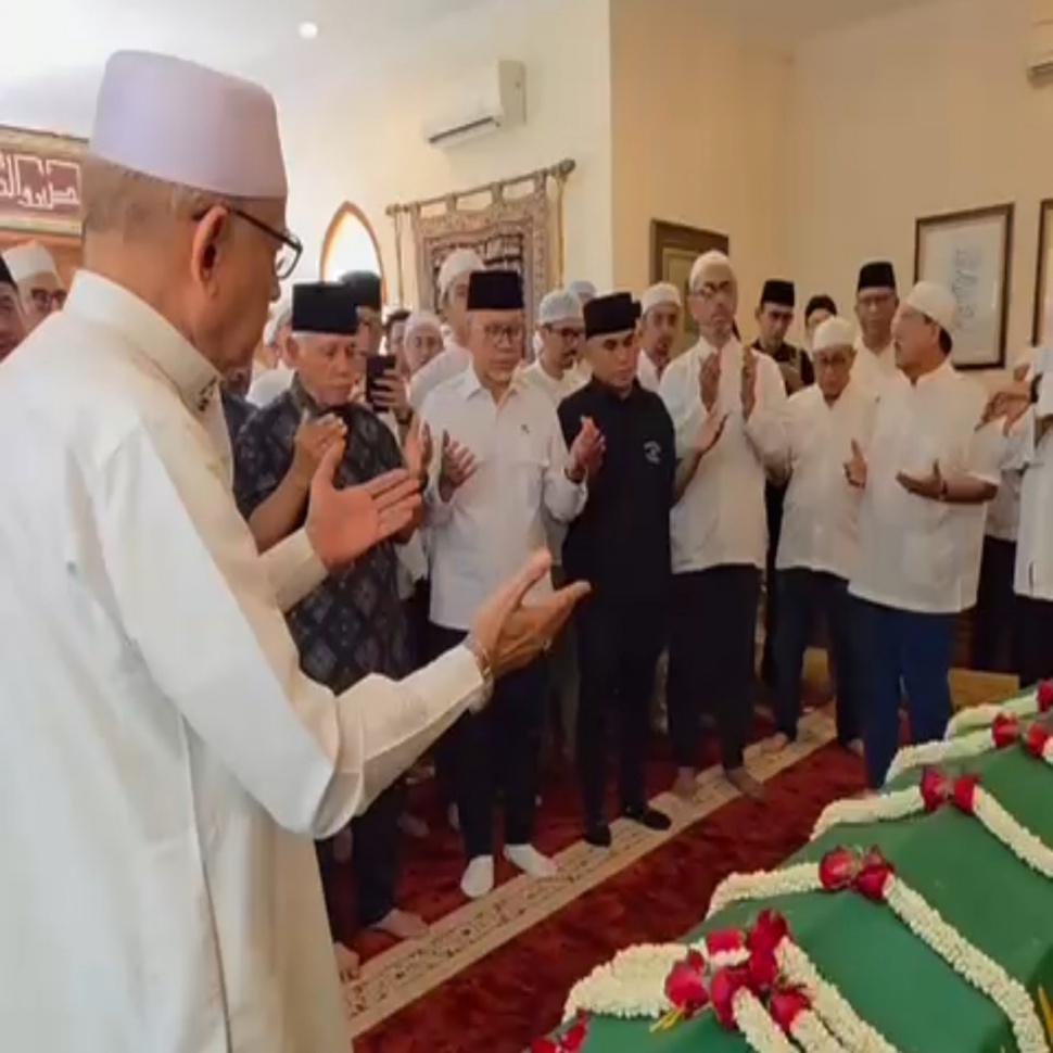 Ketua Umum PAN Zulkifli Hasan alias Zulhas dan sejumlah tokoh bertakziah ke rumah duka almarhum Abdillah Toha. [Suara.com/ istimewa]