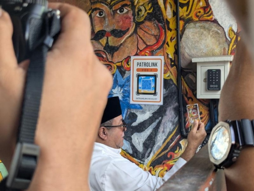 Rano Karno mencoba sistem keamanan canggih di RT 11 di Gandaria Utara (Suara.com/Adiyoga)