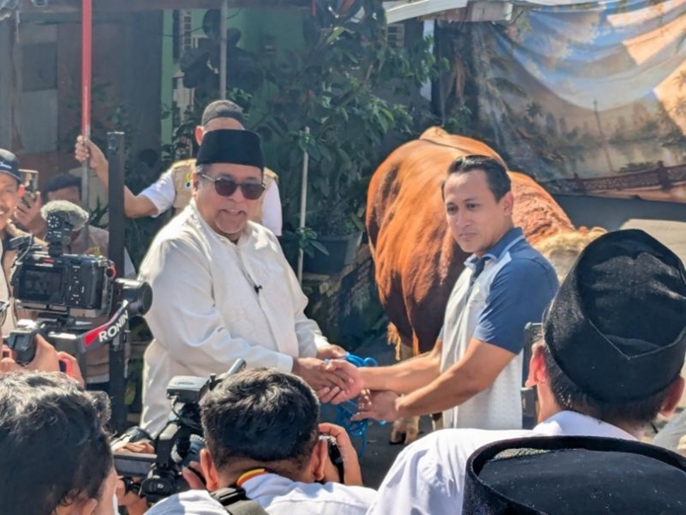 Rano Karno menyerahkan seekor sapi seberat 1 ton kepada warga RT 11 di Gandaria Utara. (Suara.com/Adiyoga)