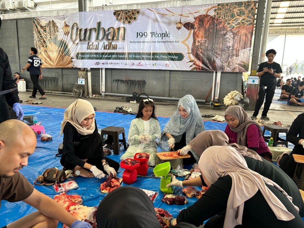 Gilang Widya Pramana dan Shandy Purnamasari Tebar Kurban. (Dok. Ist)