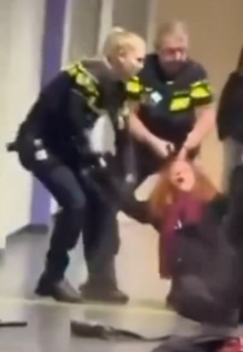 Sebuah video yang memperlihatkan seorang wanita hamil dibanting dan diseret oleh polisi di Belanda viral di media sosial. [Istimewa]