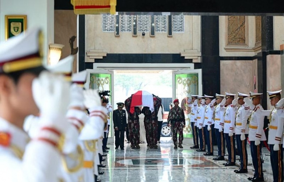Penghormatan Terakhir Presiden Prabowo untuk Mantan Menhan Ryamizard. (Foto: Muchlis Jr - Biro Pers, Media dan Informasi Sekretariat Presiden)