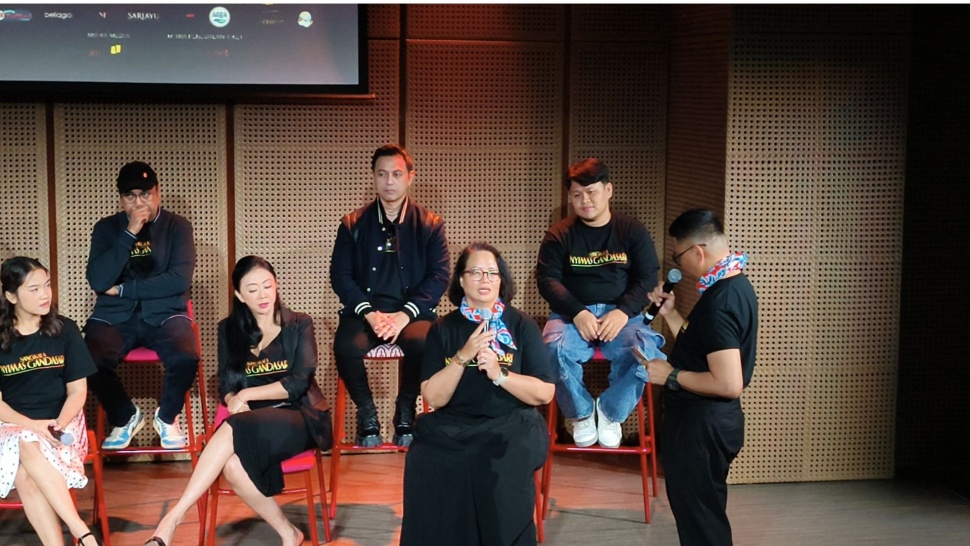 &lrm;Executive Producer drama musikal "Sangkala Nyimas Gandasari" Reny A Daniel menjelaskan proses riset dan pengembangan pertunjukan dalam konferensi pers di Galeri Indonesia Kaya, Grand Indonesia, Jakarta Pusat, Selasa (2/6/2026). (Suara.com/Mohammad Rhadzaki Ramadhan)