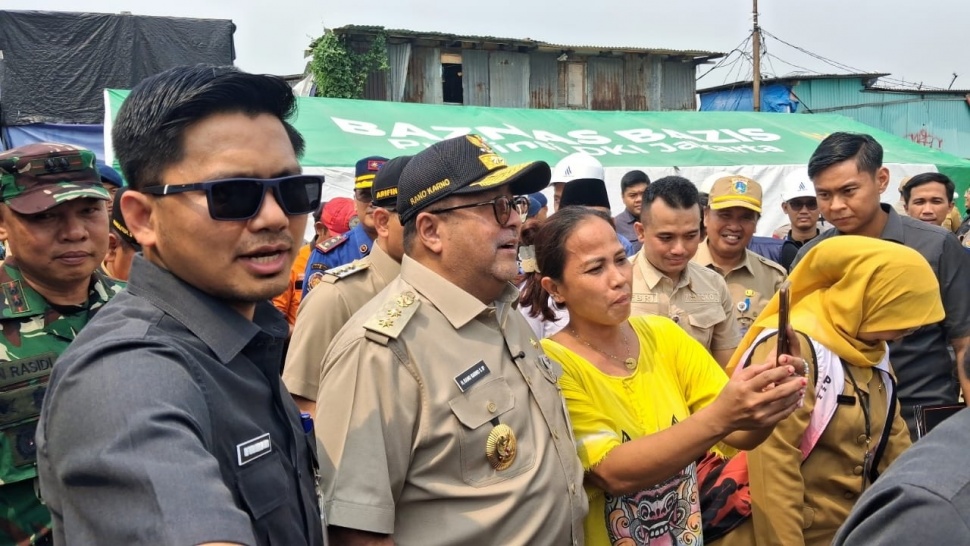 Wakil Gubernur DKI Jakarta, Rano Karno, tiba di tenda pengungsian di Lapangan Jusuf Hamka, Jalan Benyamin Suaeb, Kemayoran, Jakarta Pusat, Selasa siang (2/6/2026). (Suara.com/Cornelius Prawira)