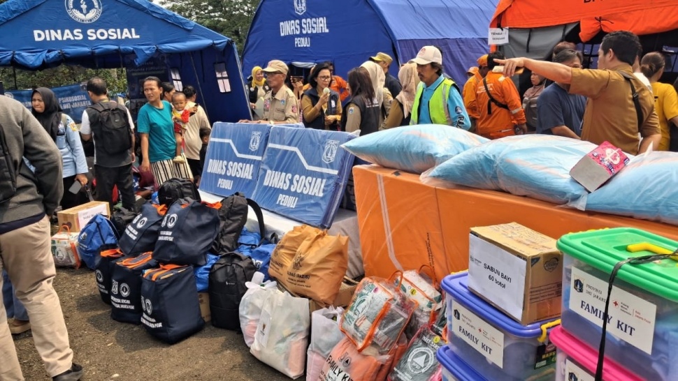 Perlengkapan keluarga yang siap disalurkan Pemprov DKI Jakarta bagi pengungsi Kebakaran di Jalan Kemayoran Gempol, Kebon Kosong, Kemayoran, Jakarta Pusat. (Suara.com/Cornelius Prawira)