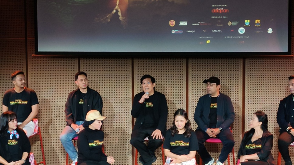 &lrm;Sutradara drama musikal "Sangkala Nyimas Gandasari" Denny Malik menyampaikan pemaparannya dalam konferensi pers di Galeri Indonesia Kaya, Grand Indonesia, Jakarta Pusat, Selasa (2/6/2026). (Suara.com/Mohammad Rhadzaki Ramadhan)