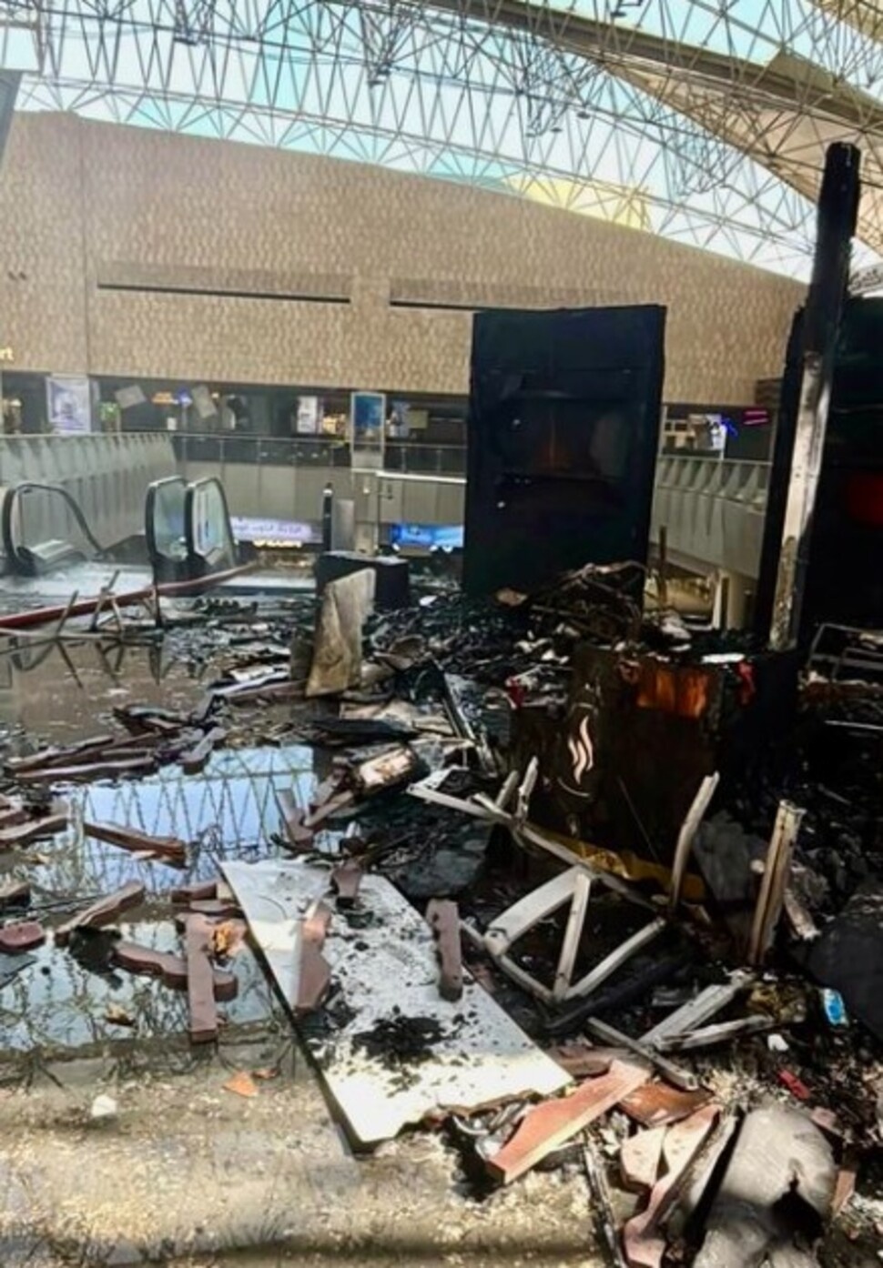 Serangan drone yang dilancarkan Iran menghantam Bandara Internasional Kuwait pada Rabu (3/6/2026) waktu setempat, menyebabkan kerusakan parah dan sejumlah korban luka. [Istimewa]