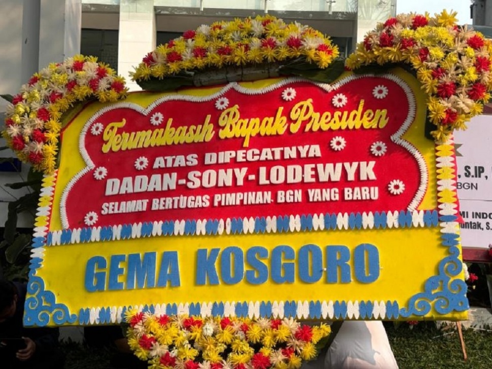 Karangan Bunga Penuhi Kantor BGN. (Suara.com/Lilis Varwaty)