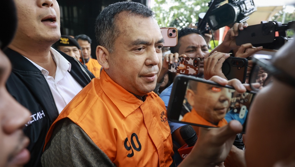 Wakil Menteri Imigrasi dan Pemasyarakatan (Imipas) Silmy Karim (tengah) berjalan dengan mengenakan rompi tahanan usai menjalani pemeriksaan di Gedung Merah Putih KPK, Jakarta, Kamis (4/6/2026). [ANTARA FOTO/Dhemas Reviyanto/app/tom]