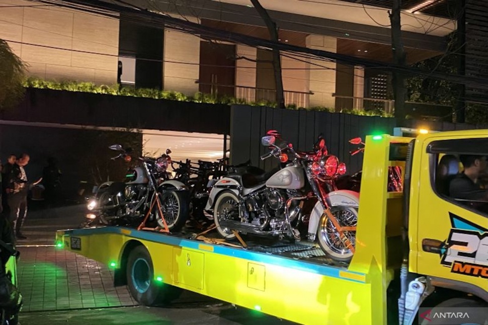 Komisi Pemberantasan Korupsi (KPK) mengangkut motor gede dan sepeda setelah menggeledah kediaman mantan Wakil Menteri Imigrasi dan Pemasyarakatan Silmy Karim di Kebayoran Baru, Jakarta Selatan, Jumat (5/6/2026). ANTARA/Fath Putra Mulya