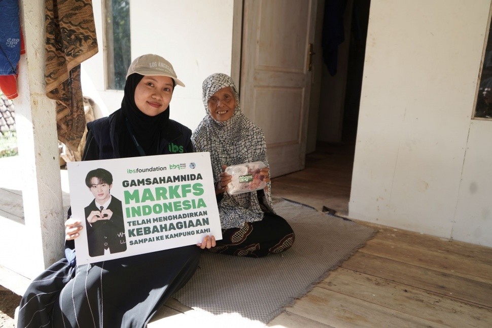 Perwakilan IBS Foundation dan komunitas Mark Lee INA berfoto bersama warga usai penyaluran hewan qurban di wilayah pelosok Jawa Barat. (Dok. IBS Foundation)