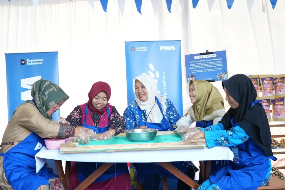 Nasabah PNM Mekaar mengikuti Pertemuan Kelompok Mingguan (PKM) sebagai bagian dari pendampingan usaha, literasi keuangan, dan penguatan kedisiplinan usaha ultra mikro di tingkat komunitas. (Dok. PNM)