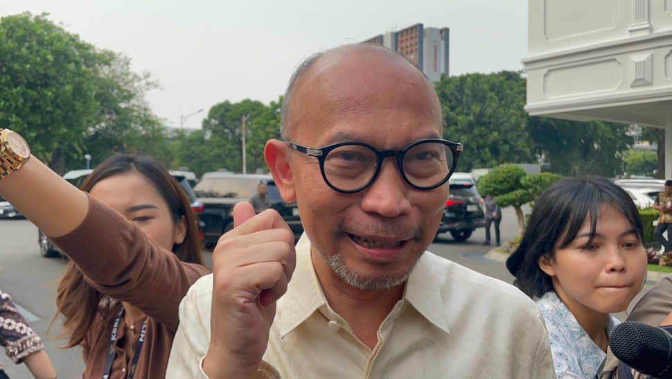 Ekonom Muhammad Chatib Basri dan Luhut Binsar Pandjaitan mendatangi Istana Kepresidenan Jakarta pada Selasa, 9 Juni 2026. [Suara.com/Novian Ardiansyah]