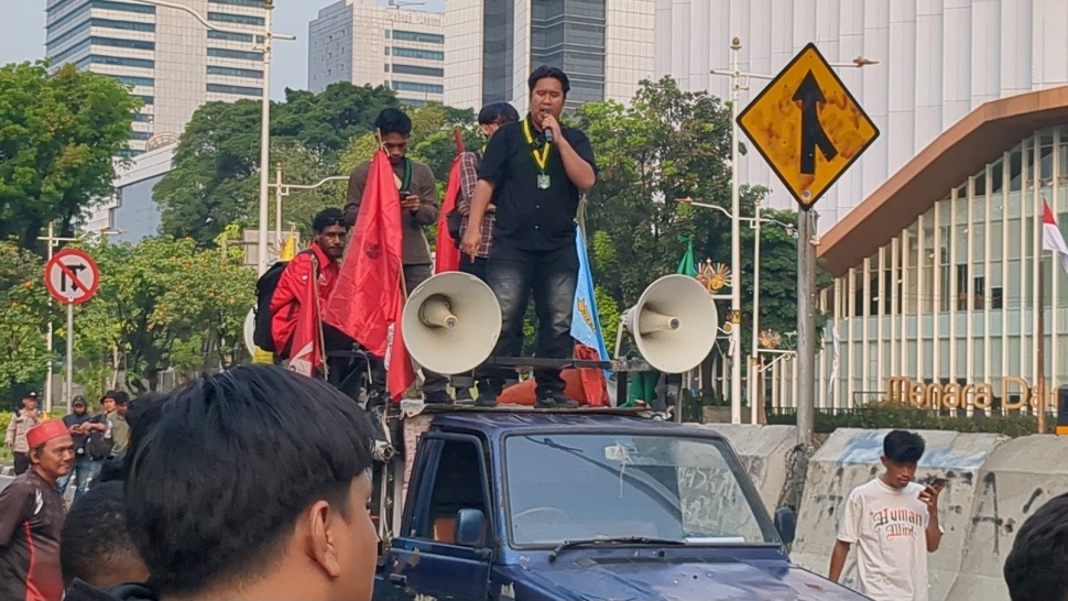 Puluhan mahasiswa yang tergabung dalam Cipayung Plus Jakarta Selatan menggelar aksi unjuk rasa di kawasan Patung Kuda, Monas, Jakarta Pusat, Kamis (11/6/2026). (Suara.com/Adiyoga)