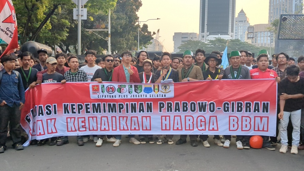 Puluhan mahasiswa yang tergabung dalam Cipayung Plus Jakarta Selatan menggelar aksi unjuk rasa di kawasan Patung Kuda, Monas, Jakarta Pusat, Kamis (11/6/2026). (Suara.com/Adiyoga)