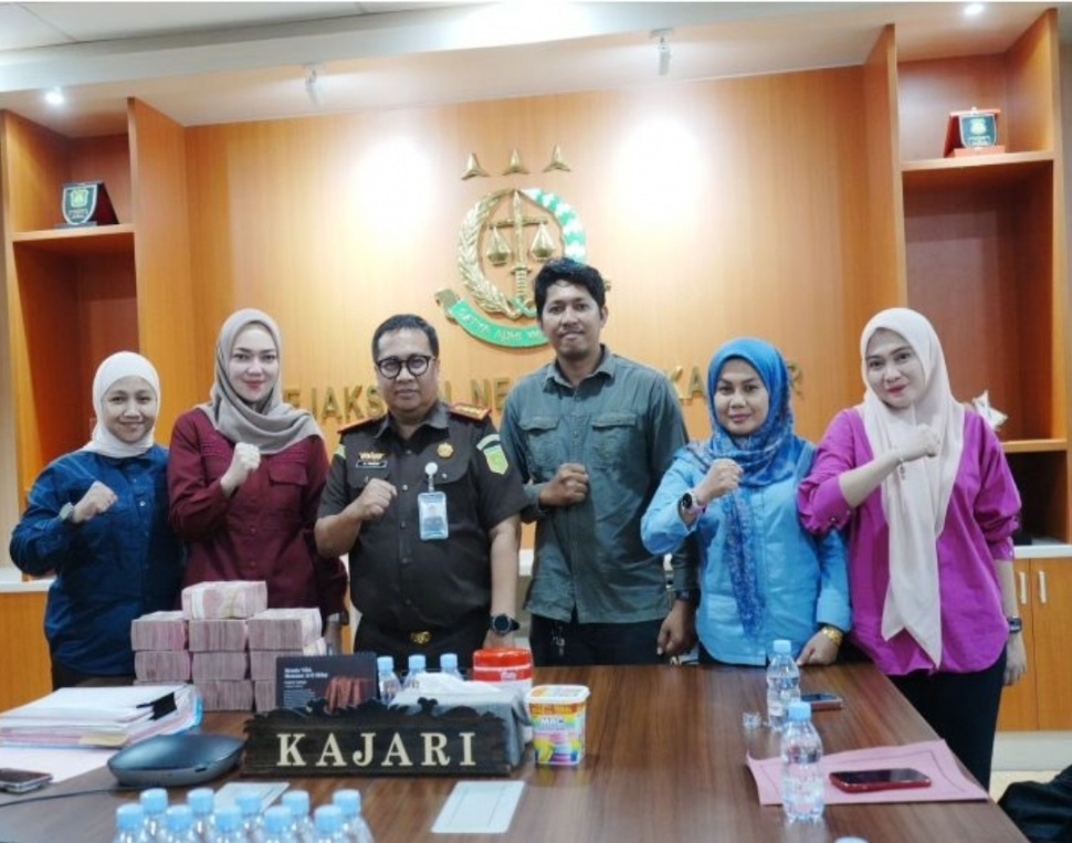 Kepala Kejari Makassar Andi Panca Sakti (tiga kiri) berfoto bersama perwakilan keluarga Mira Hayati, Rusli (tiga kanan) beserta jajaran tim JPU, penasihat hukum terpidana, perwakilan bank, seusai proses penyetoran uang pidana denda Rp1 miliar di Kantor Kejaksaan Negeri Makassar, Sulawesi Selatan, Rabu (10/6/2026). ANTARA/HO-Dokumentasi Kejari Makassar.