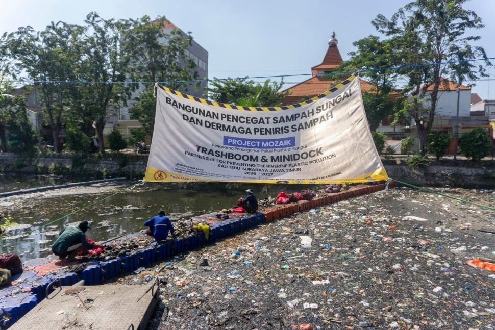 Volunteer program "Partnership for Preventing Riverine Plastic Pollution" tengah menyortir sampah. (Dok: Pemkot Surabaya)
