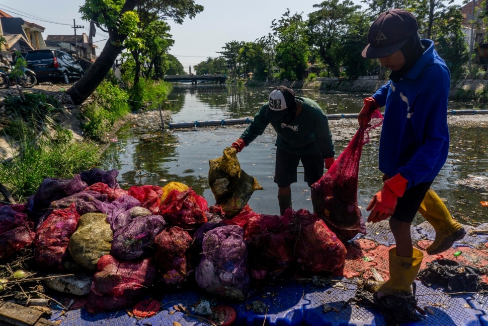Volunteer program "Partnership for Preventing Riverine Plastic Pollution" tengah menyortir sampah. (Dok: Pemkot Surabaya)