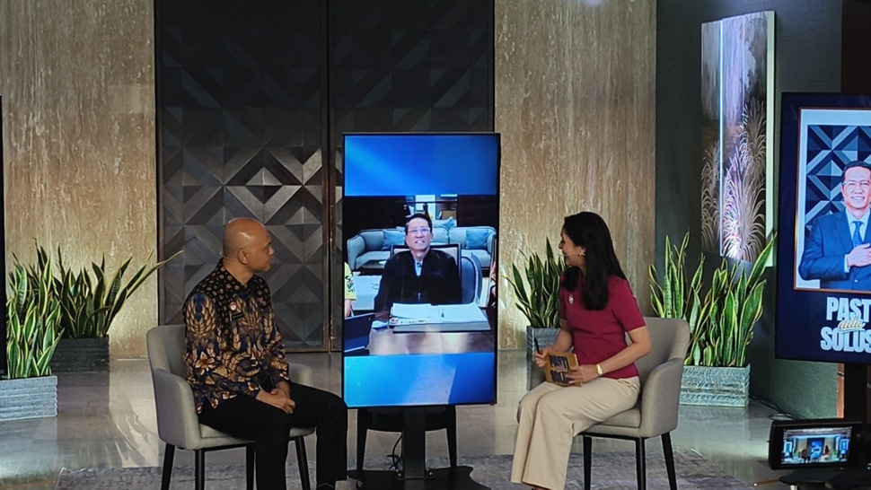 Inspektur Jenderal Kementerian Hukum Hendro Pandowo mendampingi Menteri Hukum Supratman Andi Agtas yang mengikuti program "Pasti Ada Solusi" secara daring dari Jakarta, Jumat (12/6/2026). (Suara.com/Mohammad Rhadzaki Ramadhan)