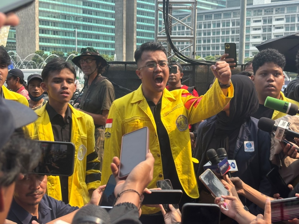 Mahasiswa UI menggelar aksi demonstrasi di Bundaran HI, Jakarta, Jumat (12/6/2026). Mereka memprotes kebijakan Pemerintah Presiden Prabowo Subianto. (Suara.com/Faqih)