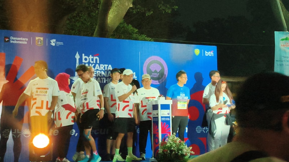 Direktur Utama BTN Nixon L.P. Napitupulu menyampaikan sambutan pada pembukaan BTN Jakarta International Marathon (BTN JAKIM) 2026 di kawasan Gelora Bung Karno (GBK), Senayan, Jakarta Pusat, Sabtu (13/6/2026). (Suara.com/Mohammad Rhadzaki Ramadhan)